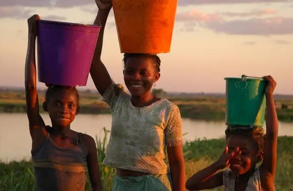 DEICHMANN Stiftung | Handpumpen Madagaskar – Frauen entlasten – sauberes Wasser für Madagassen aus Handpumpen Madagaskar – Mädchen holen verunreinigtes Wasser – mehrere Stunden täglich