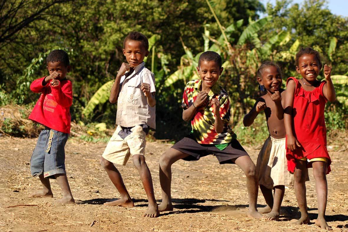 DEICHMANN Stiftung | Madagaskar – Gesundheit – Zeit-zum-Spielen-mit-sauberem Wasser DEICHMANN Stiftung | Handpumpen Madagaskar – Gesundheit – Zeit-zum-Spielen-kein-Wasserholen-mehr