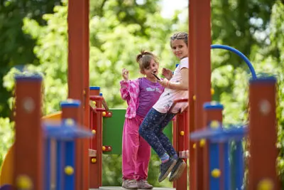 Happy-Kids2_ueber 1500 ukrainische Waisenkinder und Betreuer nach Polen evakuiert 50 Jahre DEICHMANN Stiftung - Helfen, entwickeln und Teilhabe ermöglichen