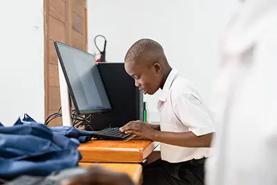 KIUMA-wortundtat1_Computerausbildung und Zugang zum Internet für die Bevoelkerung in abgelegener 50 Jahre DEICHMANN Stiftung - Helfen, entwickeln und Teilhabe ermöglichen