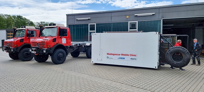 Mobile Klinik Madagaskar | Shelter und Trucks in Bottrop Mobile Klinik steht neben Trucks vor Lagerhalle