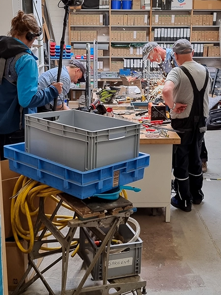 Mobile Klinik Madagaskar | Aufnahmen in der Werkstatt Kameramann filmt in der Werkstatt für Beitrag über Mobile Klinik