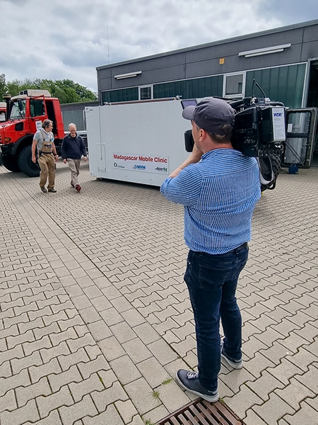 Madagaskar Mobile Klinik | Kameramann der WDR Lokalzeit Ruhr filmt Container und Bobbies Kamerateam filmt zwei Bobbies an Mobiler Klinik