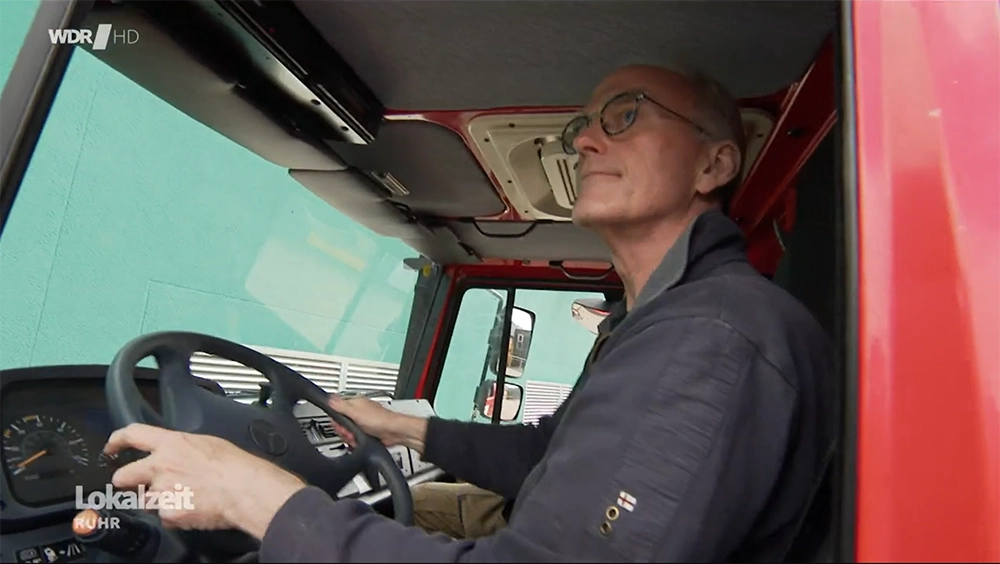 Mobile Klinik Madagaskar | Kamerateam nimmt Klaus Hoffmann im Truck auf Karl Hoffmann am Steuer der Mobilen Klinik
