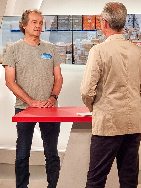 Madagaskar Mobile Klinik | Max Westhoven im Studio der WDR Lokalzeit Ruhr Bobbie Max Westhoven und Lars Tottmann bei Lokalzeit Ruhr | Sendung über Mobile Klinik Madagaskar Mobile Klinik | Max Westhoven im Studio der WDR Lokalzeit Ruhr Die WDR Lokalzeit Ruhr drehte am Lager in Bottrop Aufnahmen über die Mobile Klinik.