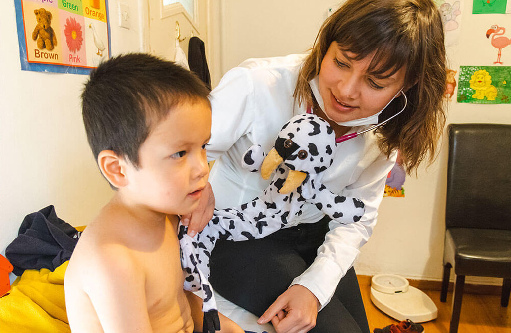 Ärztin hört Kind mit Stethoskop ab