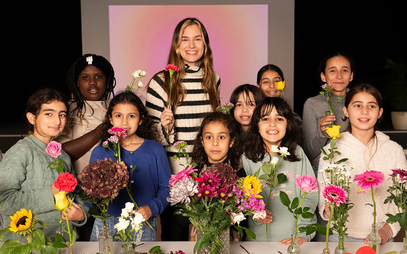 DEICHMANN-Stiftung Stern im Norden Presemitteilung Miss Germany Kira Giess stärkt junge Mädchen Miss Germany Kira Geiss mit jungen Mädchen im Stern im Norden in Dortmund