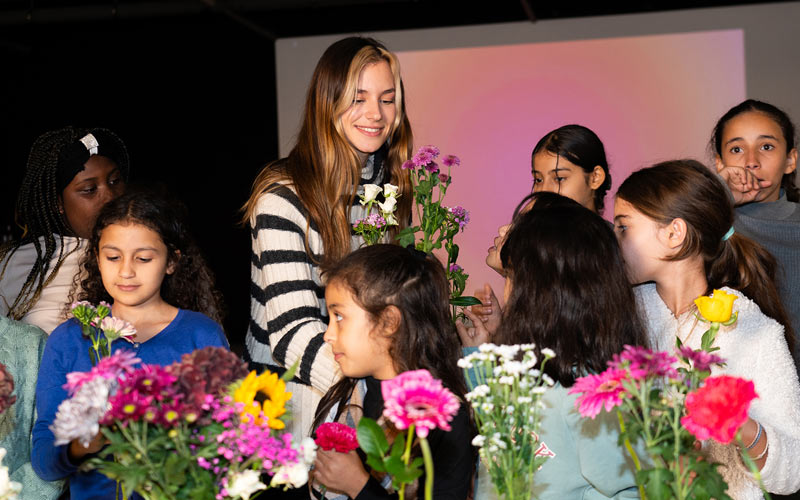 DEICHMANN-Stiftung Stern im Norden Presemitteilung Miss Germany Kira Giess stärkt junge Mädchen Miss Germany Kira Geiss mit jungen Mädchen im Stern im Norden in Dortmund