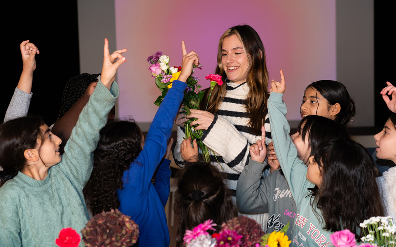 deichmann-stiftung-stern-im-norden-dortmund-workshops-mit-kira-geiss-miss-germany_img Miss Germany Kira Geiss mit jungen Mädchen im Stern im Norden in Dortmund