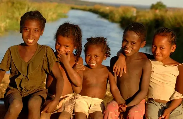 Wasserprojekte Madagaskar – lachende – kinder – am – fluss