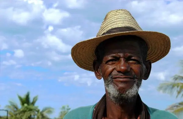 Wasserprojekte Madagaskar – portrait – älterer – madagasse – lächelt - zufrieden