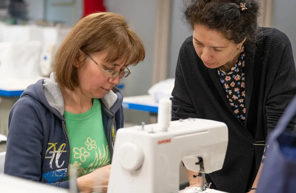 DEICHMANN Stiftung | Empowerment geflüchteter Frauen – Skills Training Centre – Nähkurs Empowerment geflüchteter Frauen – Frauen im Skills Training Centre beim Nähkurs