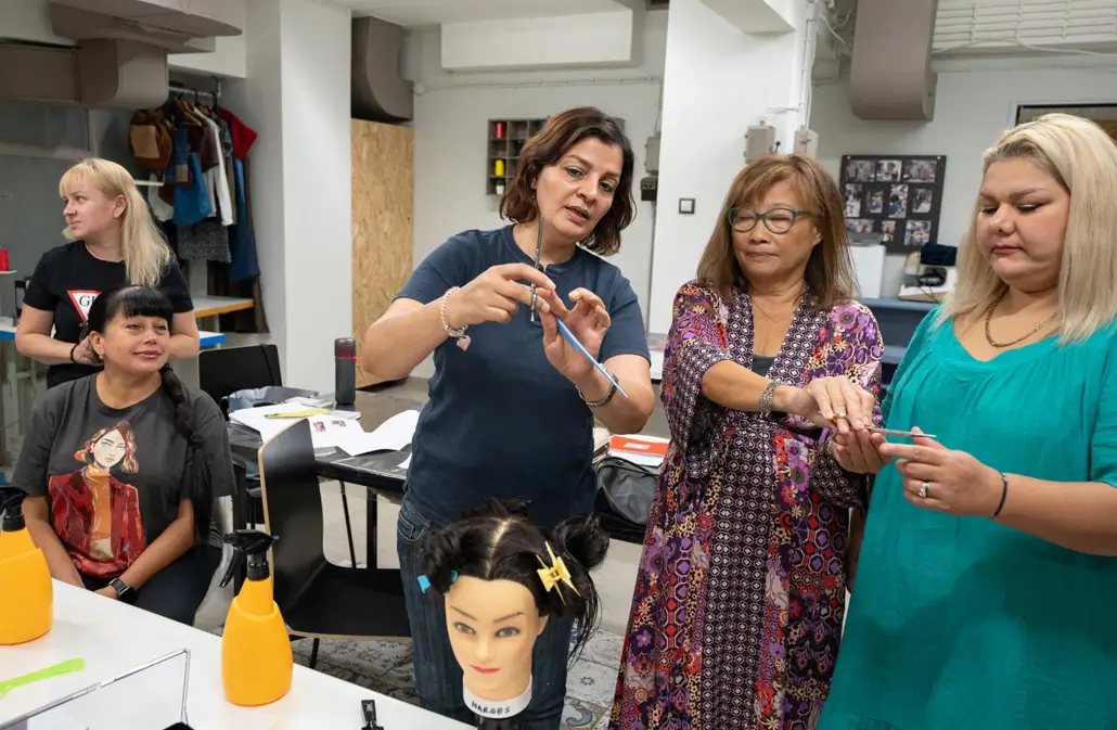 DEICHMANN Stiftung | Empowerment geflüchteter Frauen – Skills Training Centre – Stylingkurs Empowerment geflüchteter Frauen – Frauen im Skills Training Centre beim Stylingkurs