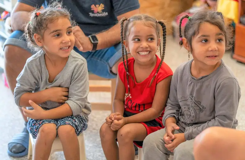 DEICHMANN Stiftung | Roma-Integration Griechenland – Integration mit Bildung – raus aus sozialer Isolation Glückliche Roma-Kinder im Petalouda-Zentrum in Griechenland