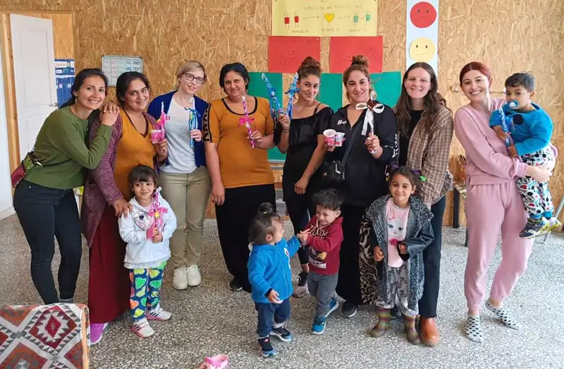 DEICHMANN Stiftung | Roma-Integration Griechenland – Angebote für Familien – Mütter lernen mit-griechenland-schulbildung-romakinder-im-petalouda-zentrum-familienangebote Angebote für Roma-Familien – Mütter lernen mit - haben Spaß – lassen sich beraten – schätzen die Gemeinschaft