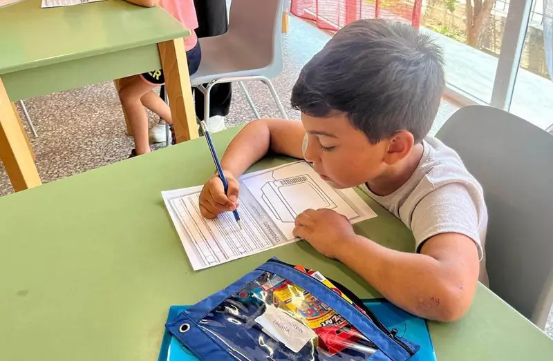 DEICHMANNn Stiftung | Roma-Integration Griechenland – frühkindliche Bildung – Unterstützung bei Schularbeiten Roma-Junge im Petalouda-Zentrum in Griechenland bei Schularbeiten